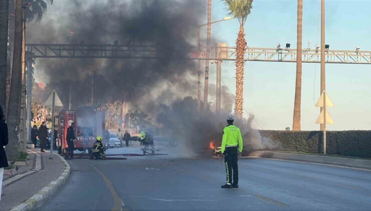 Seyir halindeki otomobil alev alev yandı: 2 kişi son anda kurtuldu