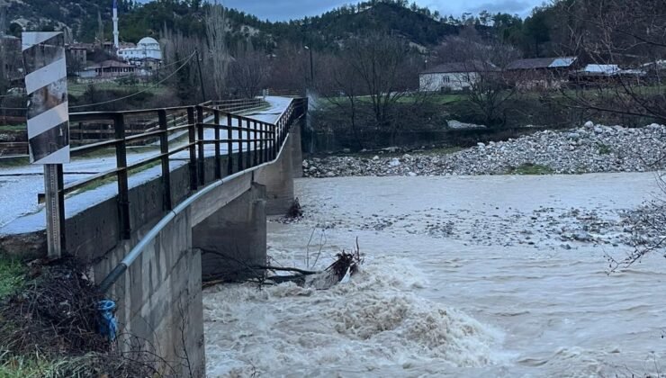 Şiddetli yağışların kullanılamaz hale getirdiği Sarıkavak Köprüsü 110 milyona yeniden yapılacak