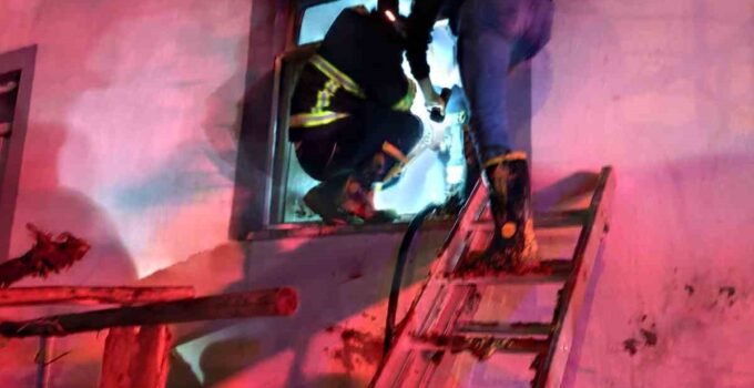 Siirt’te iki katlı binada korkutan yangın