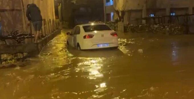 Siirt’te sağanakta göle dönen yollarda araçlar mahsur kaldı