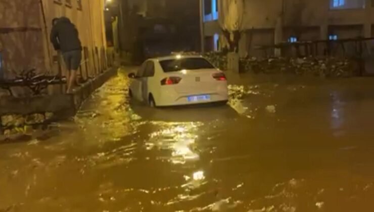 Siirt’te sağanakta göle dönen yollarda araçlar mahsur kaldı