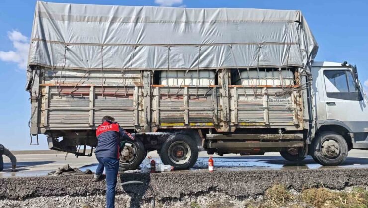 Sıkışan balata kamyonun lastiğini yaktı