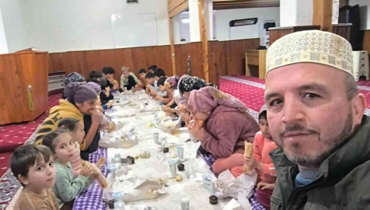 Silifke’de çocuklar iftarını camide açtı