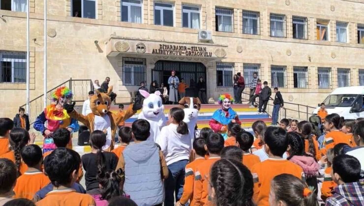 Silvan Anadolu Lisesinden yetim ve köy çocuklarına bayram harçlığı