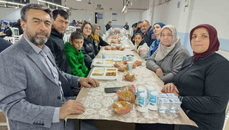 Simav Güney Beldesinde 750 kişilik gönül sofrası kuruldu