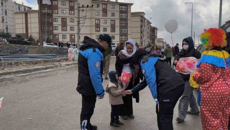 Şırnak’ta polis Nevruz etkinliklerine katılan çocuklara pamuk şeker ve balon dağıttı