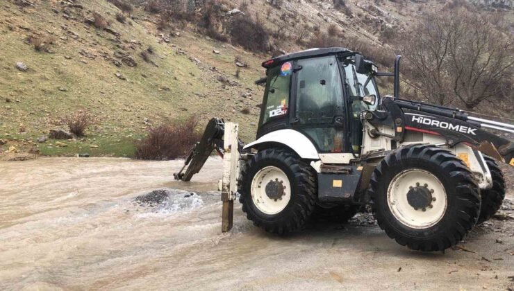 Şırnak’ta sel suları yolları kapattı