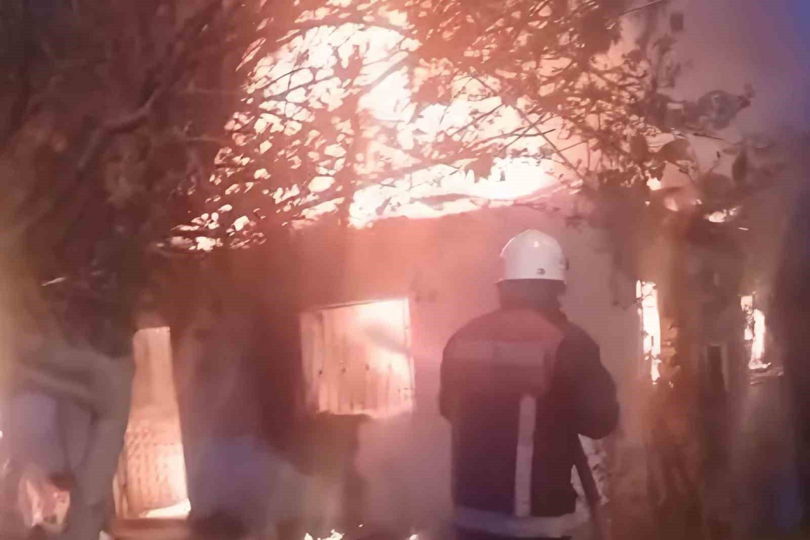 Sobadan çıkan yangın evi kül etti