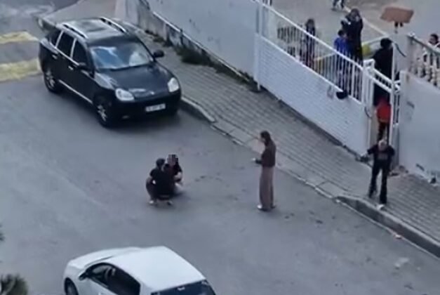 Sokak ortasında karısını dövdü, okuldaki çocuklar izledi