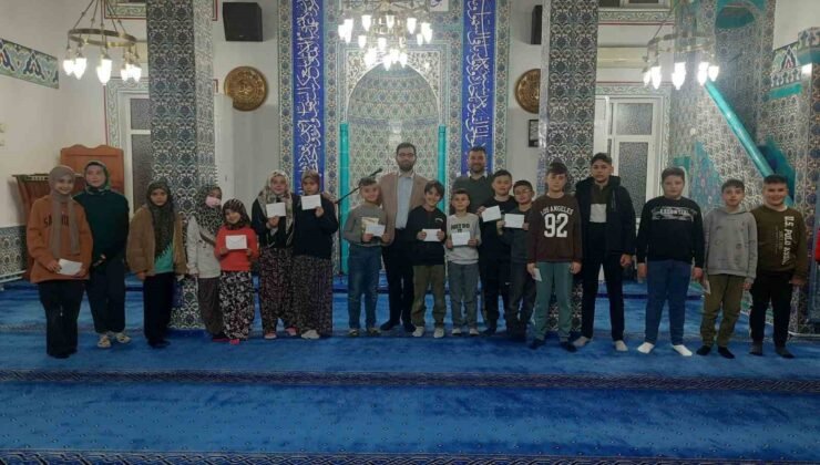 Son teravih namazının ardından camiye devam eden çocuklara harçlık ödülü verildi