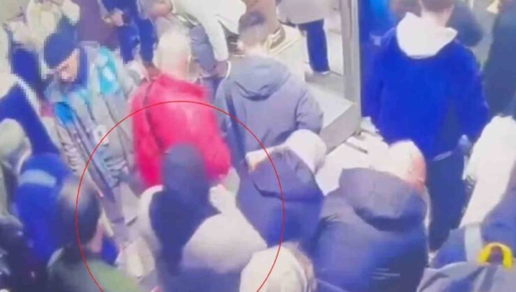 Sultanahmet’te yankesicilik yapan 2 kadın suçüstü yakalandı