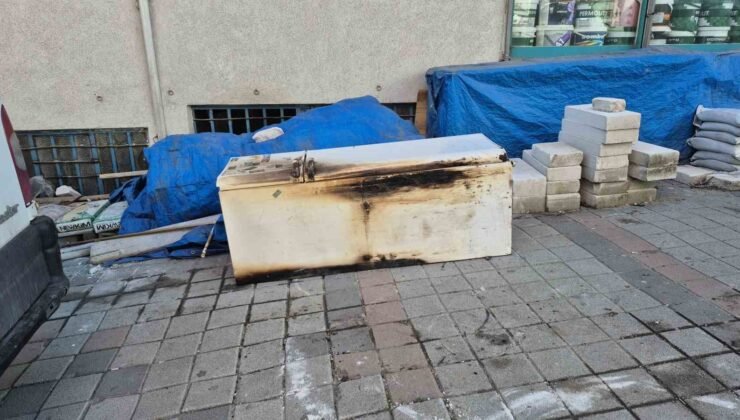 Sultangazi’de çıkan yangında zabıta ekibinin anonsu binayı boşalttı