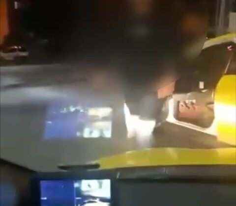 Taksici, meslektaşının önünü kesip tehdit etti