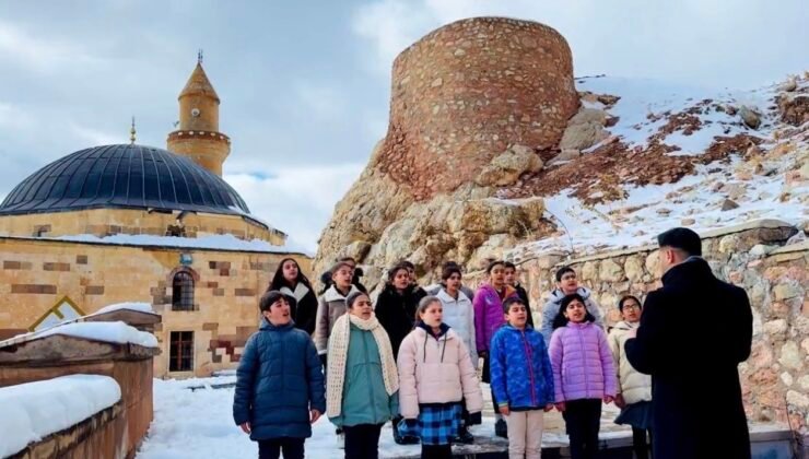 Tarihi İshak Paşa Sarayı ve Ağrı Dağı eteklerinde Ramazan ilahileri yankılandı