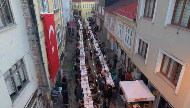 Tarihi sokakta paylaşım sofrası