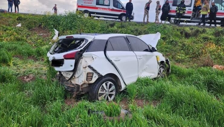 Tarlaya uçarak hurdaya dönen otomobildeki 2 kişi yaralandı