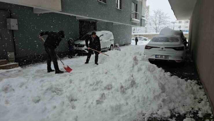 Tatvan’da kar kalınlığı 1 metreye ulaştı