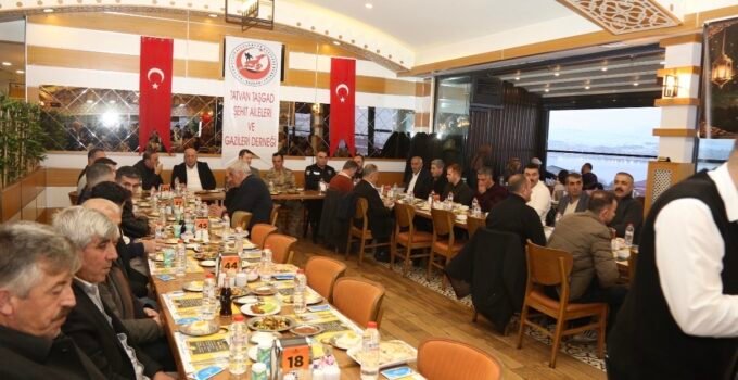 Tatvan’da şehit ve gazi aileleri onuruna iftar programı düzenlendi