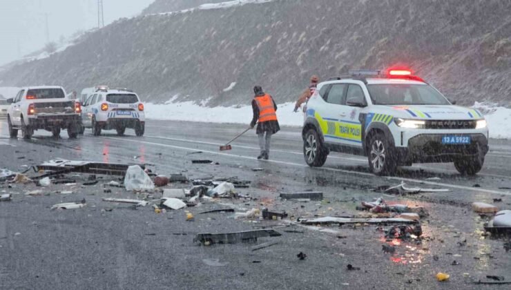 Tatvan’daki feci kazada karı koca hayatını kaybetti