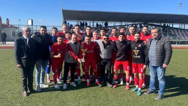 Tavşanlı Demirbilekspor kupasını aldı