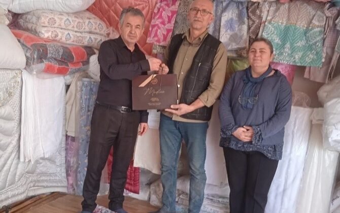 Tavşanlı’da 40 yılı aşkın esnafa ziyaret ve hediye