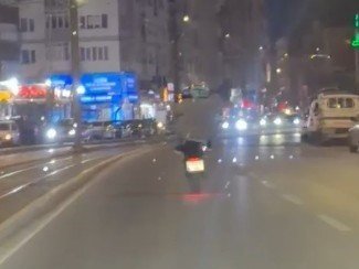 Tek teker kaldıran motosikletli trafiği böyle tehlikeye attı