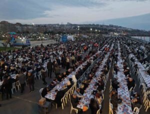 Tekirdağ’ın en büyük iftar sofrası: 8 bin kişi aynı anda orucunu açtı