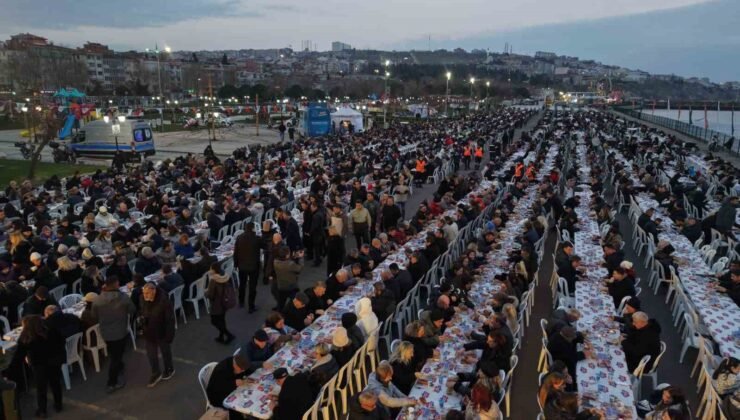Tekirdağ’ın en büyük iftar sofrası: 8 bin kişi aynı anda orucunu açtı
