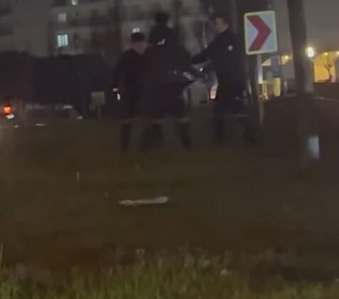 Telefon çalan adam E-5’e kaçtı, bekçiler minibüse binerek kovaladı