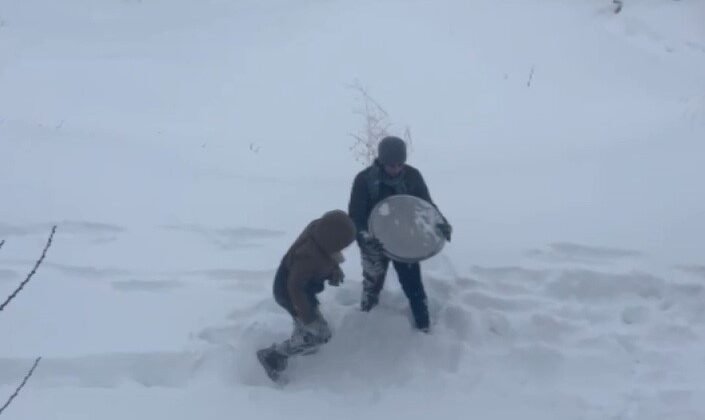 Tepsiyle kayarken havaya attı, kardeşinin başına isabet etti