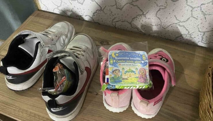 Teravih sonrası ayakkabılardan çıkan hediyeler çocukları sevindirdi