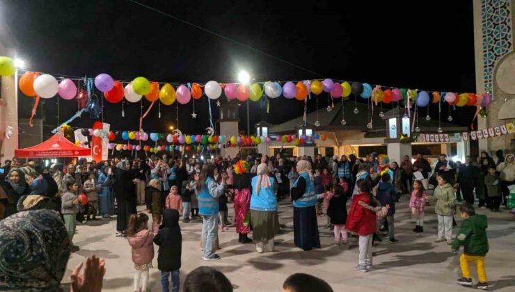 Teravih sonrası cami avlusunda çocuk şenliği düzenlendi