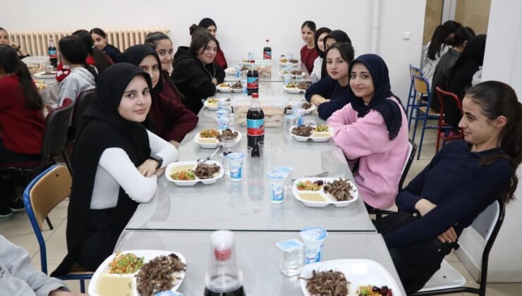 Tercan Kaymakamı öğrencilerle iftar sofrasında