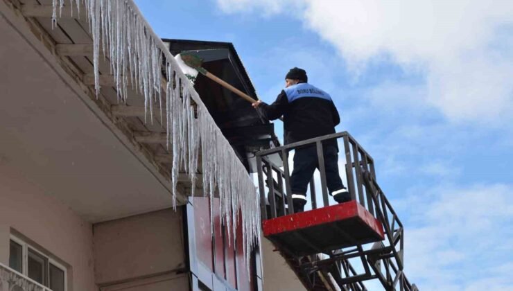 Tercan’da buz sarkıtları temizlendi