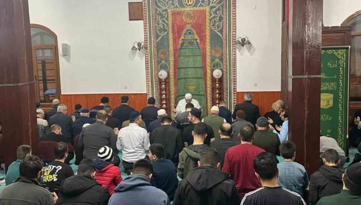 Tercan’da vatandaşlar Kadir Gecesi’nde camileri doldurdu