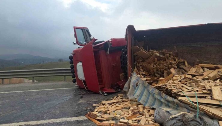 Tır devrildi: Bursa yolu ulaşıma kapandı