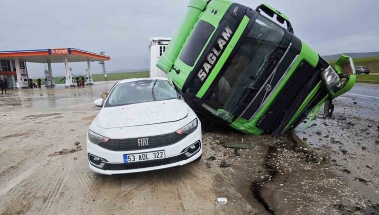 Tır otomobilin üstüne devrildi