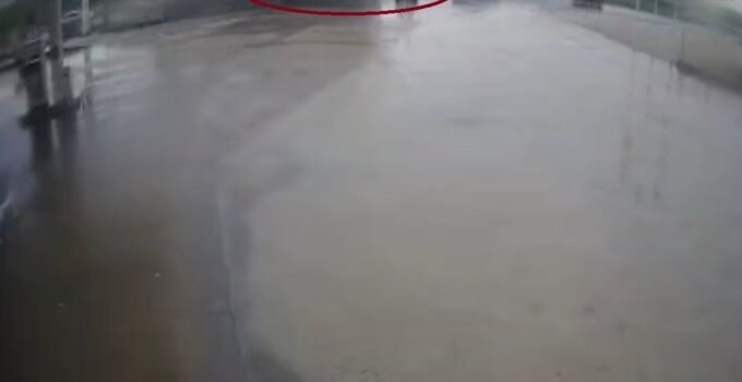 Tırın otomobilin üstüne devrildiği anlar kamerada