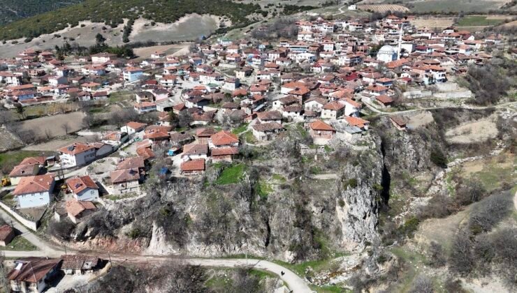 Tokat’ta 5,6 büyüklüğündeki depremin merkezi Pınarbeyli havadan görüntülendi