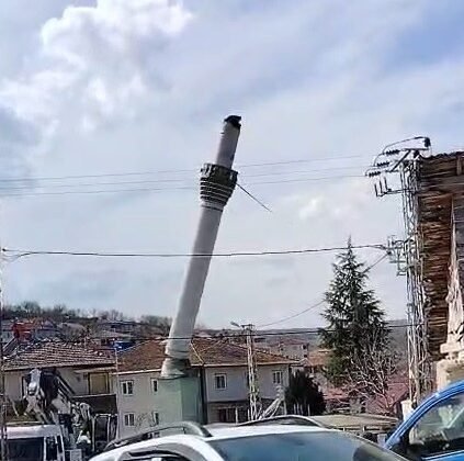 Tokat’ta depremde hasar alan cami minaresi kontrollü şekilde yıkıldı