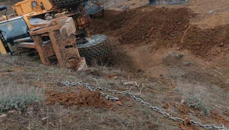 Tokat’ta uçuruma yuvarlanan traktörü kurtarmaya giden kepçe de devrildi