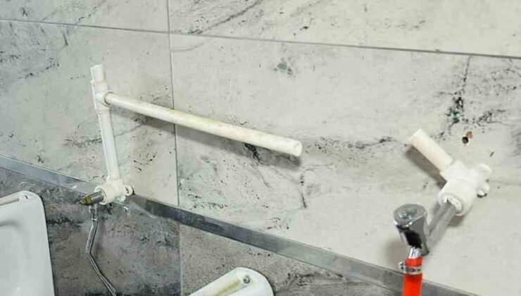 Tomarza’da tuvaletlere zarar verdiler