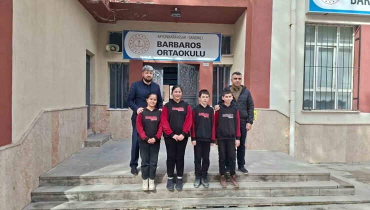 Topladıkları para ile 3 bakkalın veresiye defterini satın alan öğretmen ve öğrenciler yürekleri ısıttı