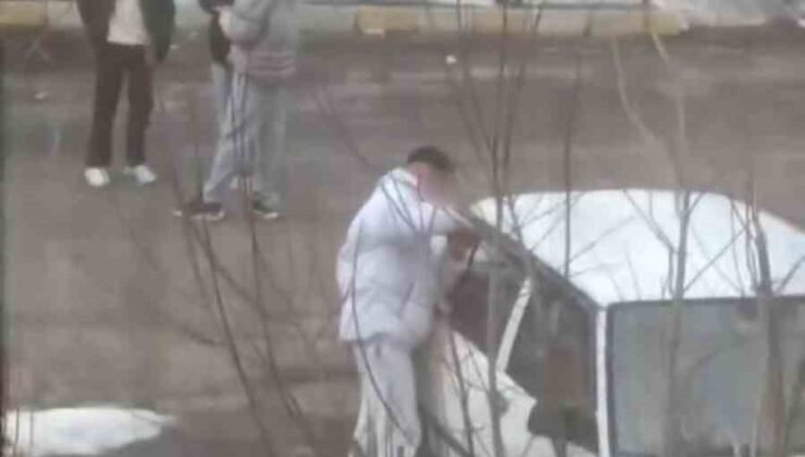 Tornavida ile otomobilin kapısını zorlayan gençler kameraya yakalandı