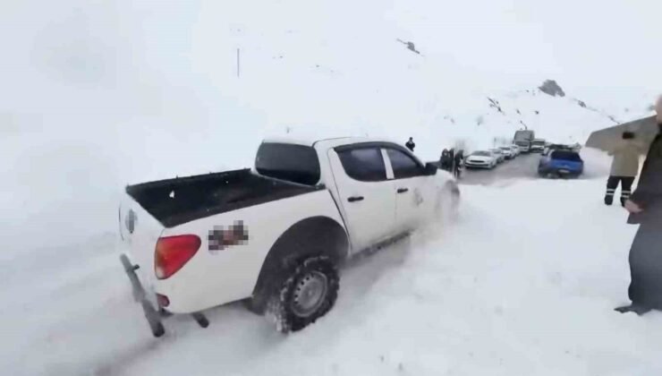 Trabzon-Bayburt karayolundaki çığa ilk müdahale off-road araçlarıyla yapıldı