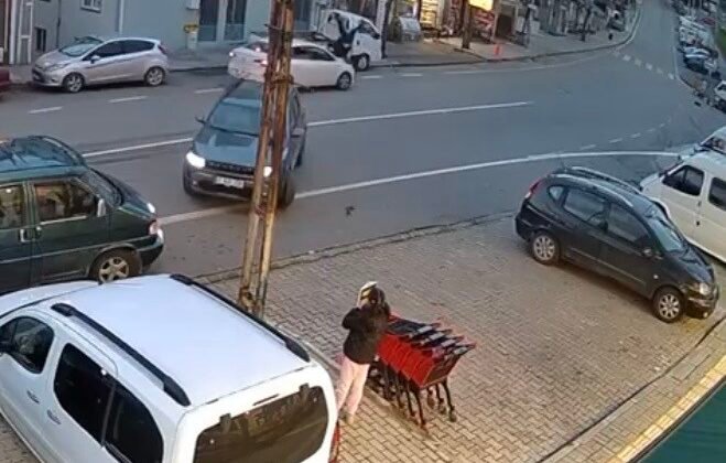 Trabzon’da otomobilin çarptığı genç kadın metrelerce savruldu… O anlar kamerada