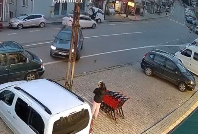 Trabzon’da otomobilin çarptığı genç kadın metrelerce savruldu… O anlar kamerada