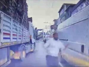 Trafikte dehşet: Tırdaki yolcu bıçakla saldırdı