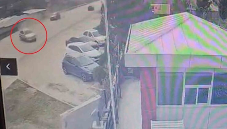 Trafikte korku dolu anlar kamerada: Otomobil böyle savruldu