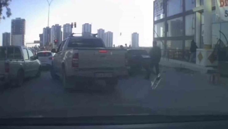 Trafikte tartıştıkları kişinin aracına sopa ve sandalyelerle saldırdılar